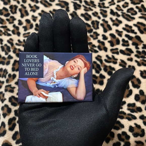 2012 Book Lovers Never Go To Bed Alone Fridge Magnet Wine Funny Library Kitsch - Picture 8 of 13